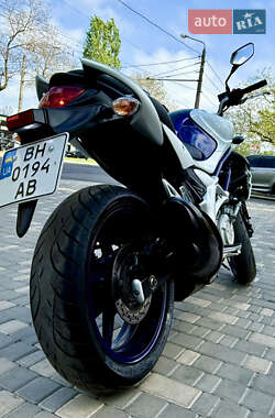 Мотоцикл Спорт-туризм Suzuki Gladius 400 2010 в 