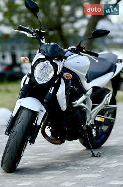 Мотоцикл Спорт-туризм Suzuki Gladius 400 2010 в 