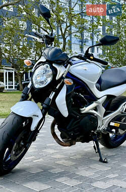 Мотоцикл Спорт-туризм Suzuki Gladius 400 2010 в 