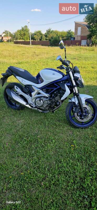 Suzuki Gladius 400 2010