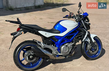 Мотоцикл Без обтекателей (Naked bike) Suzuki Gladius 400 2012 в 