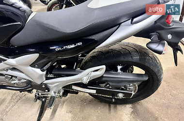 Мотоцикл Спорт-туризм Suzuki Gladius 650 2010 в 