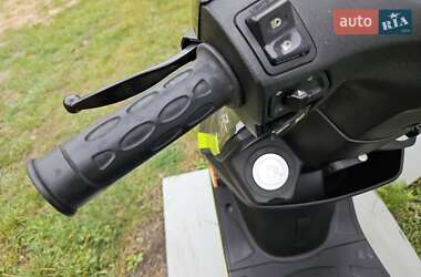 Максі-скутер Suzuki GSR 250 2010 в 