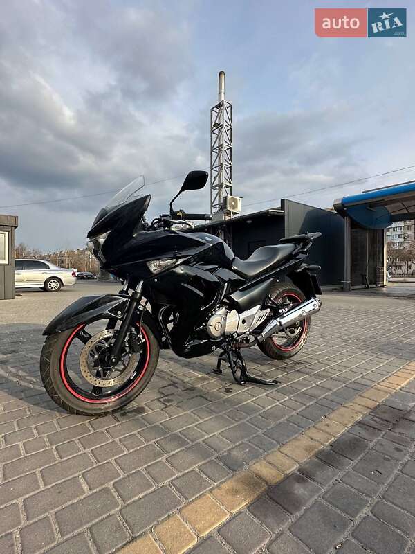Мотоцикл Спорт-туризм Suzuki GSR 250 2017 в 