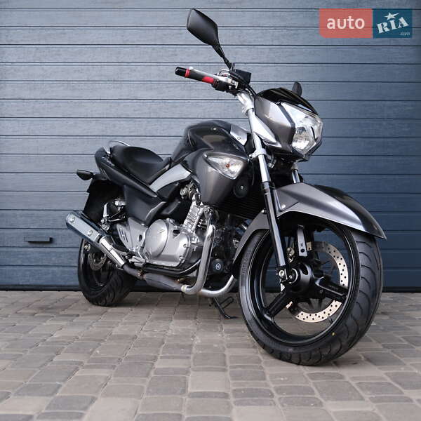 Suzuki GSR 250 2015