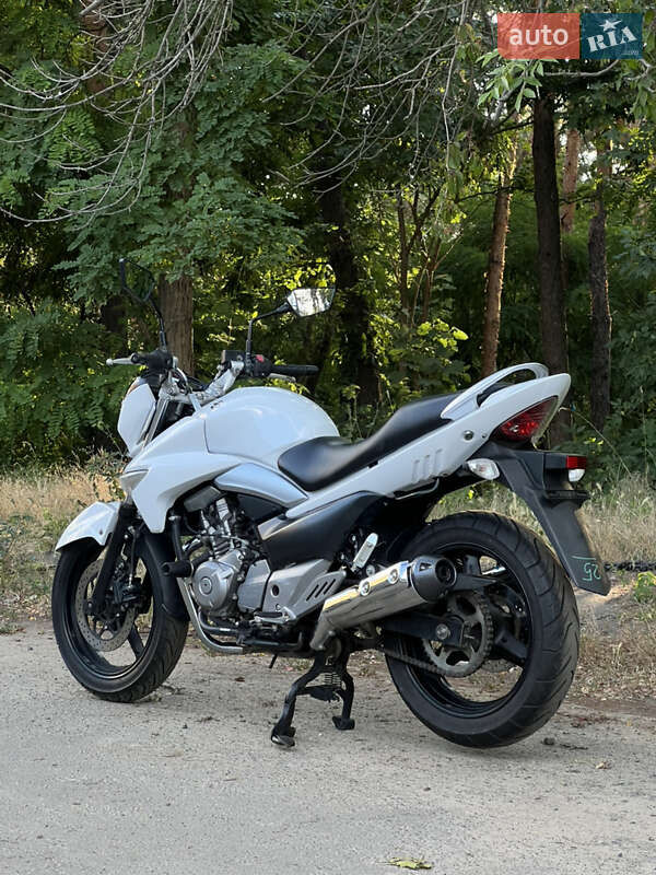 Мотоцикл Без обтекателей (Naked bike) Suzuki GSR 250 2015 в Киеве