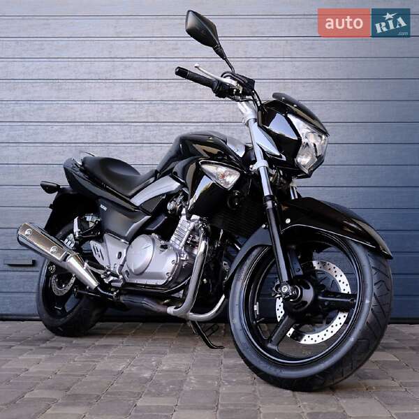 Suzuki GSR 250 2015
