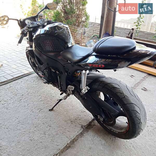 Спортбайк Suzuki GSR 750 2011 в 