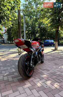 Спортбайк Suzuki GSX-R 1000 2006 в 