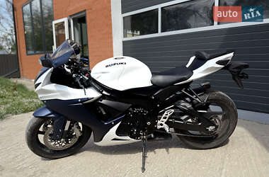 Спортбайк Suzuki GSX-R 600 2023 в 