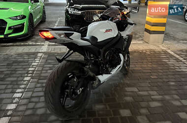 Спортбайк Suzuki GSX-R 600 2023 в 