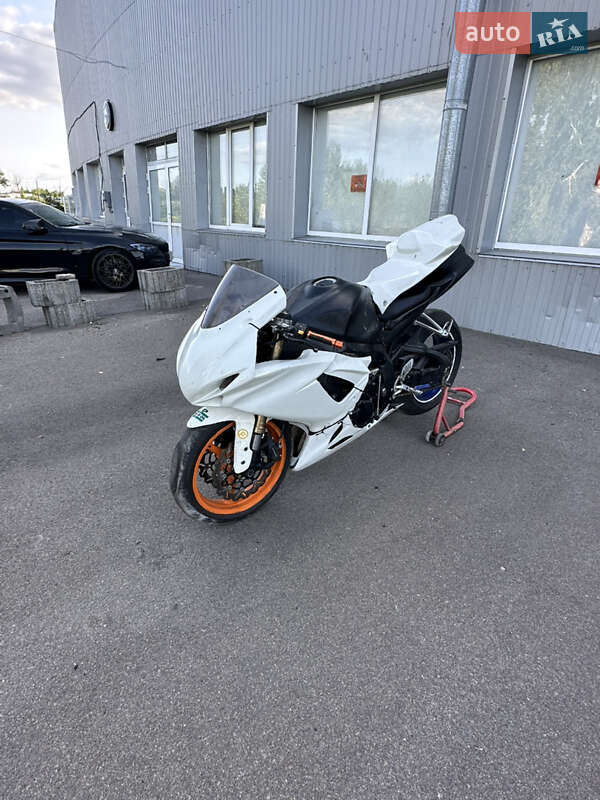 Спортбайк Suzuki GSX-R 600 2008 в 