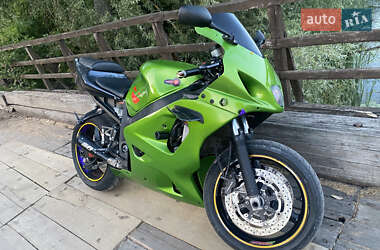 Спортбайк Suzuki GSX-R 600 2004 в 