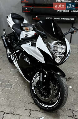 Спортбайк Suzuki GSX-R 600 2023 в 
