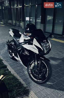 Спортбайк Suzuki GSX-R 600 2023 в 