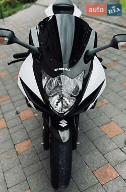 Спортбайк Suzuki GSX-R 600 2023 в 