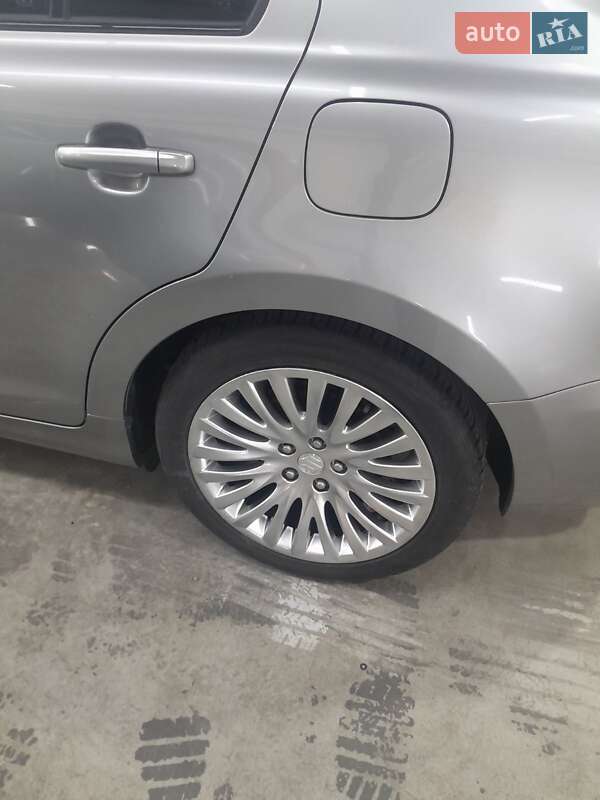 Седан Suzuki Kizashi 2011 в Киеве фото 4 Седан Suzuki Kizashi 2011 в Киеве