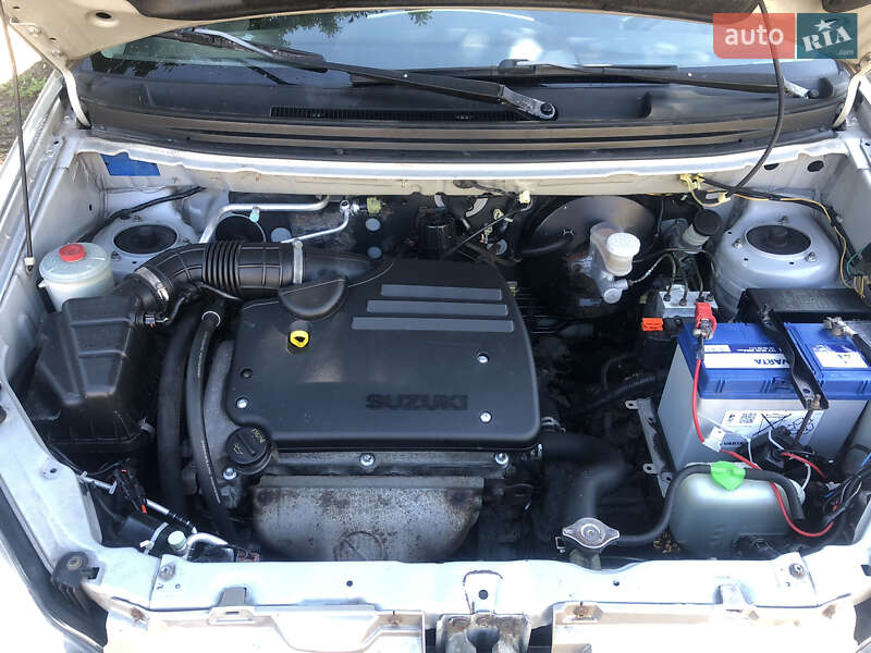 Седан Suzuki Liana 2003 в Новоукраинке
