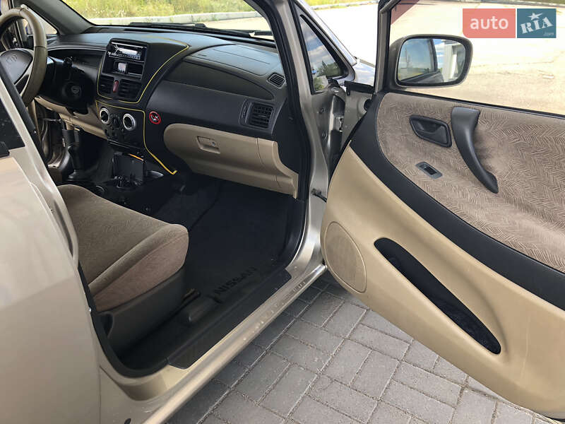 Седан Suzuki Liana 2003 в Новоукраинке