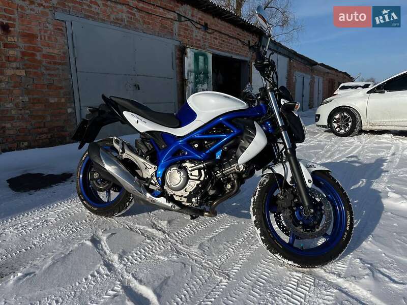 Suzuki SFV 400 2017