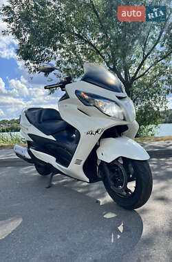Максі-скутер Suzuki Skywave 250 2010 в 