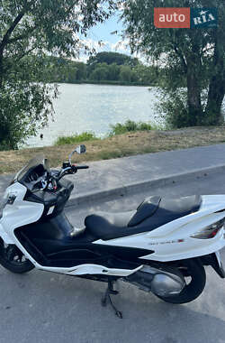 Максі-скутер Suzuki Skywave 250 2010 в 