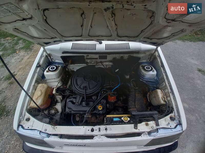 Хэтчбек Suzuki Swift 1988 в Кельменцах