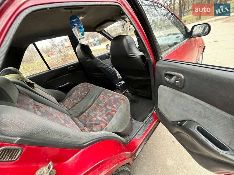 Седан Suzuki Swift 1995 в Апостолово
