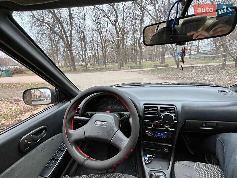 Седан Suzuki Swift 1995 в Апостолово