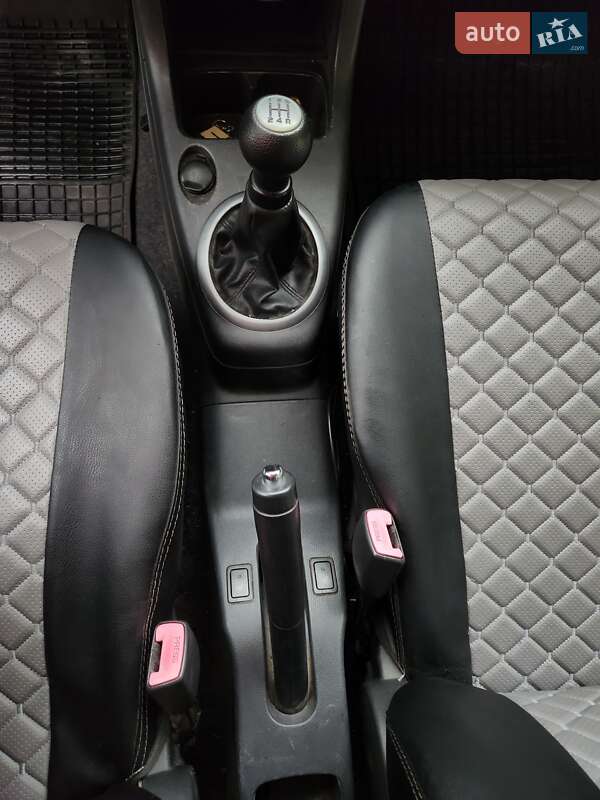 Хетчбек Suzuki Swift 2005 в Монастирищеві