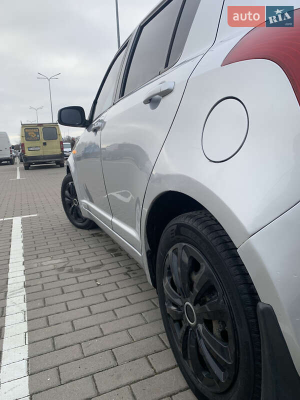 Хэтчбек Suzuki Swift 2005 в Дрогобыче