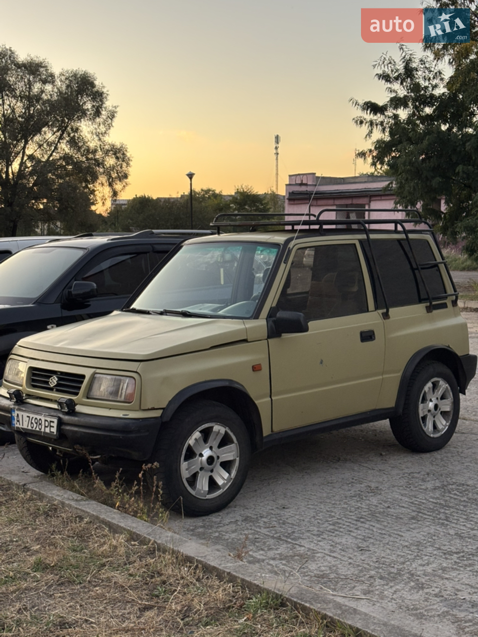 Продається надійний повнопривідний позашляховик Suzuki Vitara з двигуном 1.6 газ/бензин. Авто в доброму технічному стані — заводиться з півоберту, мотор працює рівно, коробка і роздатка без нарікань. Повний привід працює справно.
Основні характеристики:
• Двигун 1.6 бензин, інжектор, економний і невибагливий
• Механічна коробка передач
• Повний привід 4x4 (з можливістю відключення)
• Простий та надійний у ремонті автомобіль
• Хороша прохідність — чудовий варіант для бездоріжжя, риболовлі чи полювання
Технічний стан:
• Мотор, КПП, роздатка — у хорошому робочому стані
• Ходова частина без сторонніх шумів
• Електрика працює
• Гальма справні
• Варіант «сів і поїхав»
Стан кузова:
• Є косметичні недоліки (видно на фото), але на хід не впливають
Додатково:
• Є фаркоп
• Встановлені додаткові фари
• Встановлені хаби на передні мости