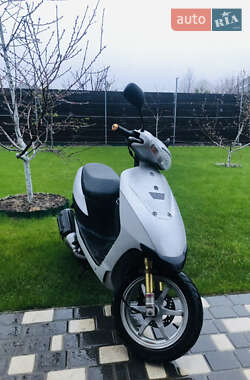 Скутер Suzuki ZZ 50 2014 в Новых Петровцах