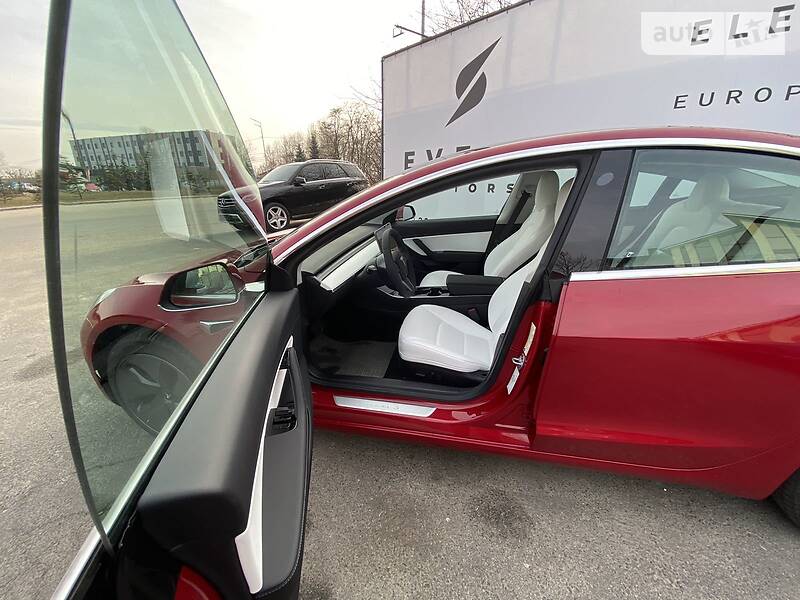 Седан Tesla Model 3 2019 в Киеве