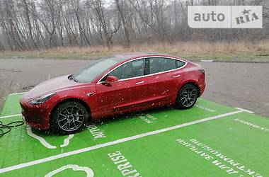 Ліфтбек Tesla Model 3 2019 в 