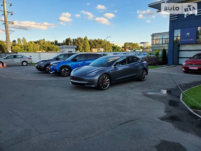 Седан Tesla Model 3 2019 в Киеве