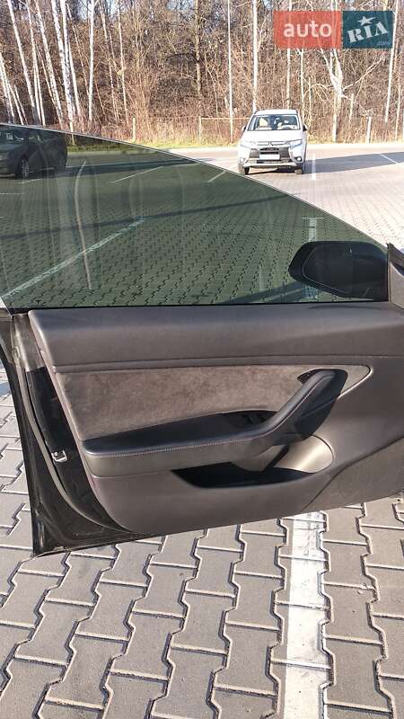 Седан Tesla Model 3 2019 в Чернигове