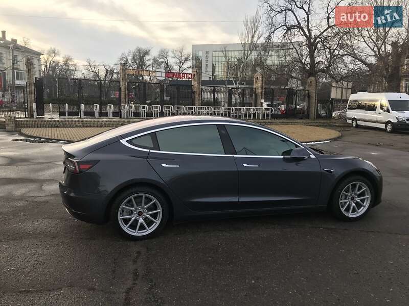 Седан Tesla Model 3 2018 в Одесі