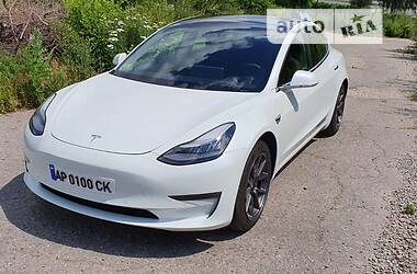 Седан Tesla Model 3 2019 в Бучі