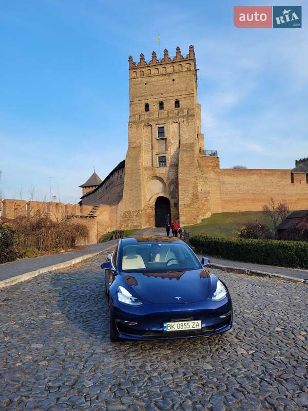 Седан Tesla Model 3 2019 в Ровно