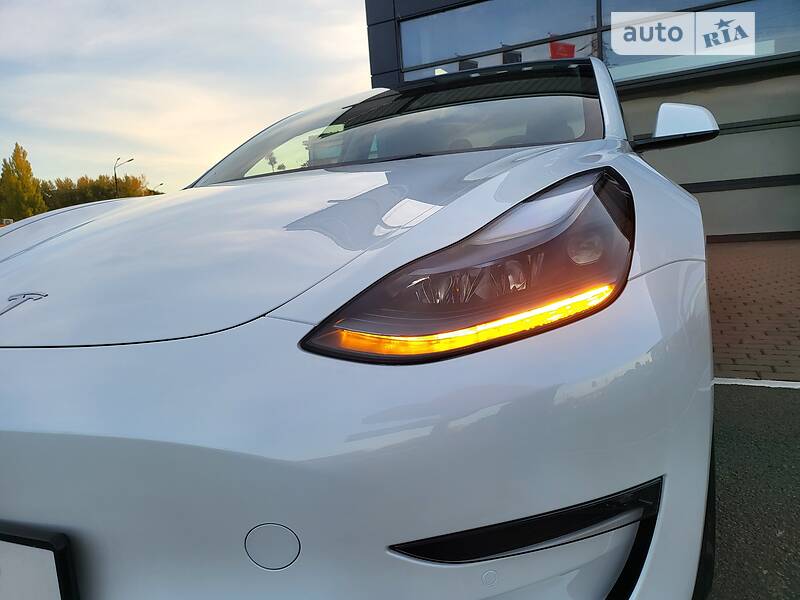 Седан Tesla Model 3 2022 в Киеве