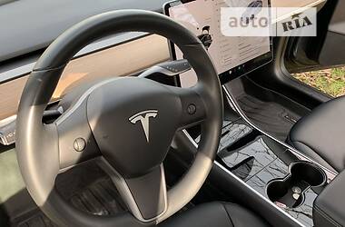Седан Tesla Model 3 2019 в Чернівцях