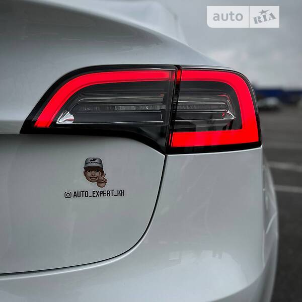 Седан Tesla Model 3 2020 в Ровно