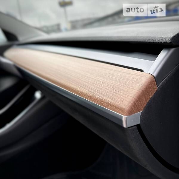 Седан Tesla Model 3 2020 в Ровно