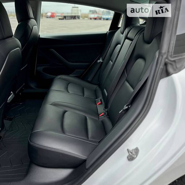 Седан Tesla Model 3 2020 в Ровно