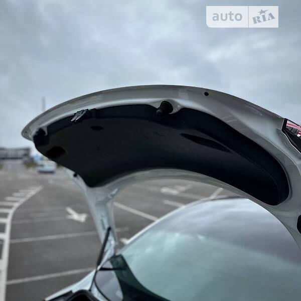 Седан Tesla Model 3 2020 в Ровно