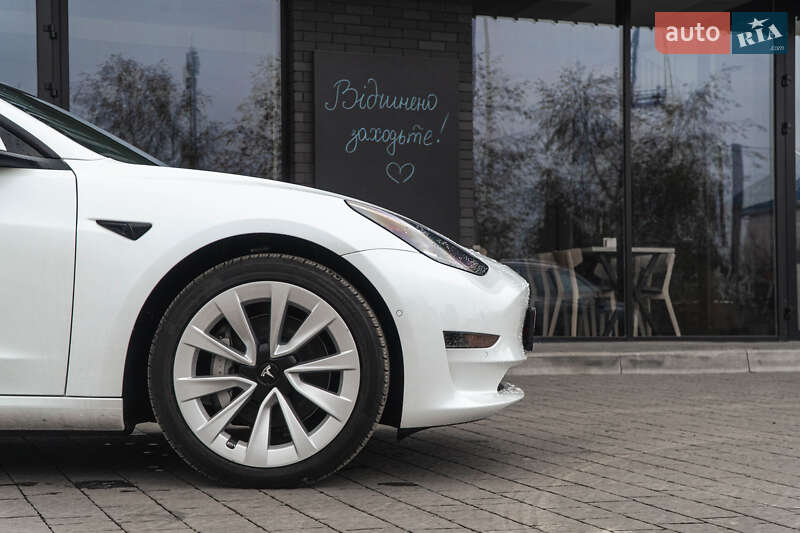 Седан Tesla Model 3 2021 в Ужгороді