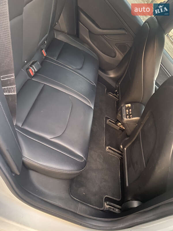 Седан Tesla Model 3 2018 в Чернигове