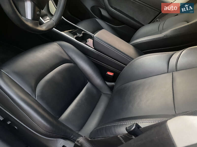 Седан Tesla Model 3 2018 в Чернигове