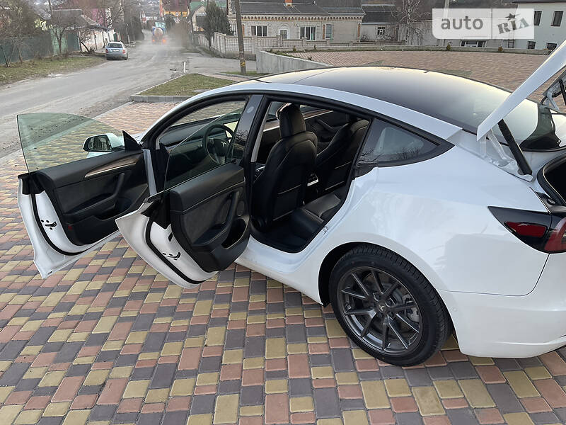 Седан Tesla Model 3 2021 в Львове